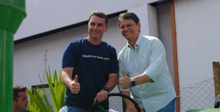 Tarcísio Lidera Pesquisa em SP Fora da Capital, Enquanto Flávio Bolsonaro Supera Lula na Corrida Presidencial Estadual