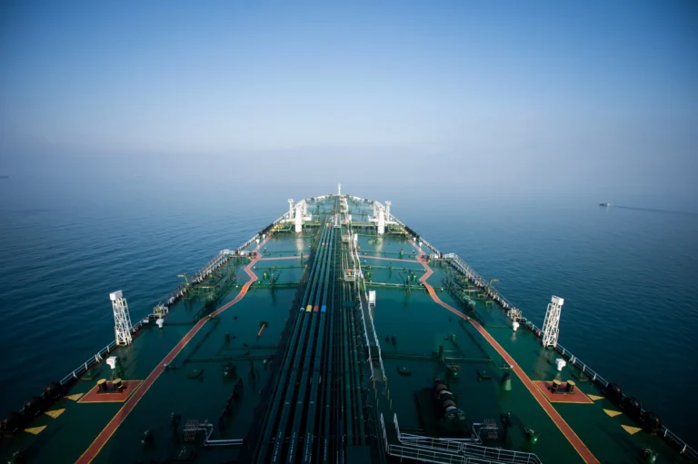 Petróleo Brent Afunda Abaixo de US$ 80 Após Acordo Irã-EUA, Mas Estreito de Ormuz Cria Nova Tensão no Mercado Global