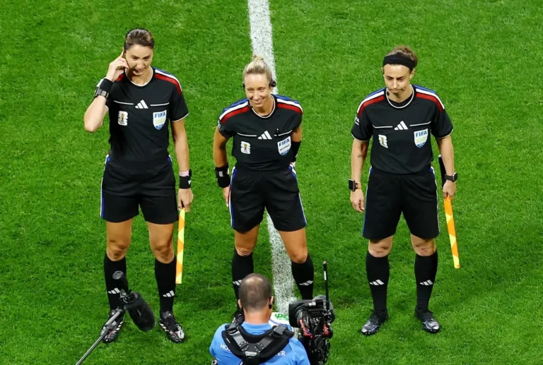 Histórico no Futebol: Tchéquia x África do Sul marca 1º trio de arbitragem feminino em Copas do Mundo Masculinas