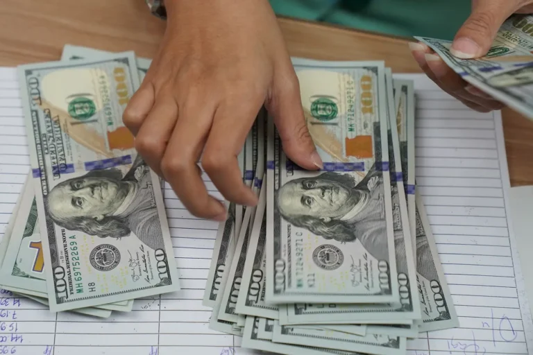 Dólar HOJE: Moeda americana cai para R$ 5,16 com tensões EUA-Irã, mas semana fecha com ALTA de 2%