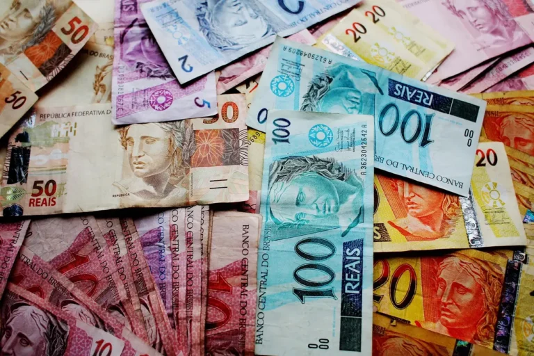 Juros Futuros Sobem no Brasil Sem Referência Externa, Investidores Reagem a Comunicado do BC