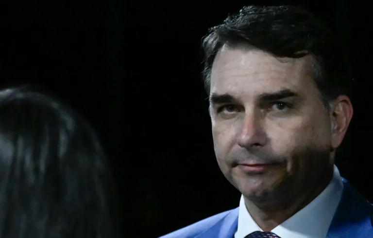 Flávio Bolsonaro crê em volta de votos com escândalos envolvendo aliados de Lula e Banco Master