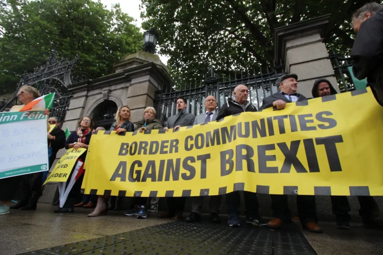 Brexit: Maioria dos Britânicos Decepcionada, Pesquisa Revela Desejo por Laços Mais Fortes com a UE e Crítica ao Controle de Migração