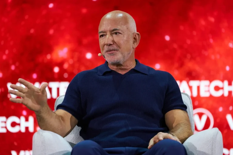Jeff Bezos: Inteligência Artificial Criará Escassez de Mão de Obra, Não Desemprego em Massa