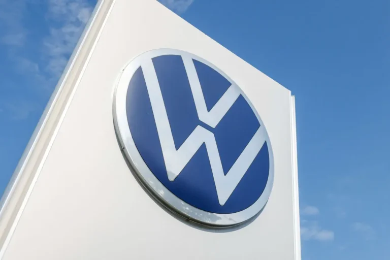 Volkswagen em Crise: CEO Oliver Blume Planeja Cortes Drásticos de 100 Mil Empregos e Fechamento de Fábricas na Alemanha