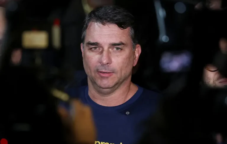 Flávio Bolsonaro considera vice mulher após crise com Michelle; nomes como Tereza Cristina e Bia Kicis entram em pauta