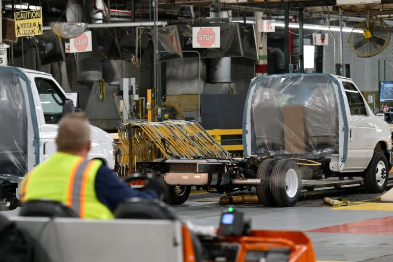Ford Contrata Engenheiros Veteranos “Barba Grisalha” para Salvar IA e Revolucionar Qualidade de Carros