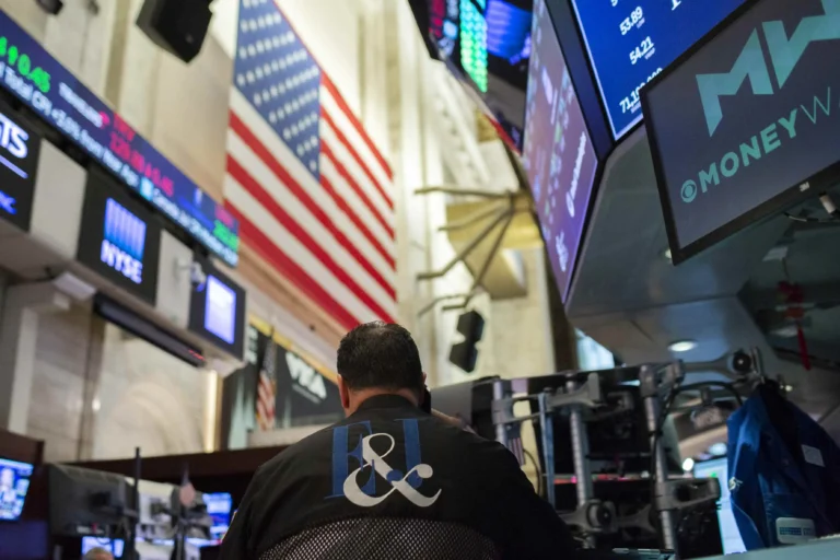 S&P 500: Diversificação Ilusória em Jogo com Gigantes da Tecnologia e Risco Aumentado com Juros Altos