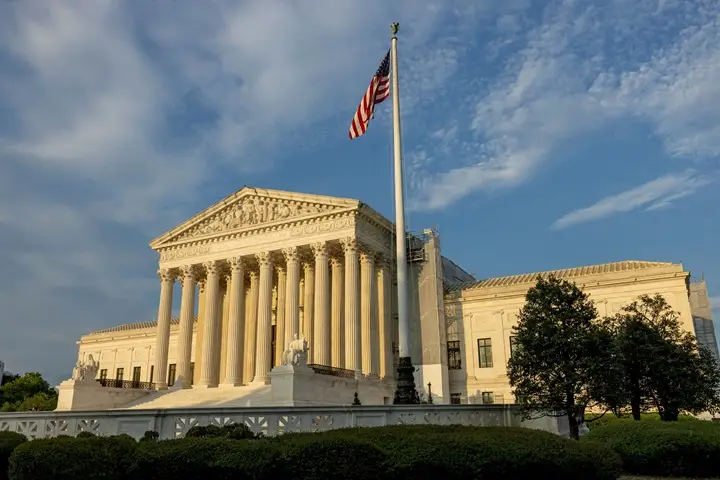 Suprema Corte dos EUA Dá Revés a Trump e Mantém Votos Postais Válidos Após Eleição; Entenda o Impacto
