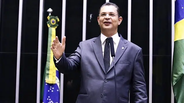 PF investiga se R$ 430 mil em dinheiro vivo achados com líder do PL na Câmara foram justificados com fraude