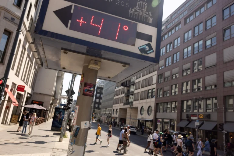 Onda de Calor na Europa Impulsiona Vendas de Ar-Condicionado Chinês: Midea e Haier Apostam em Modelos Portáteis para Lucrar no Verão