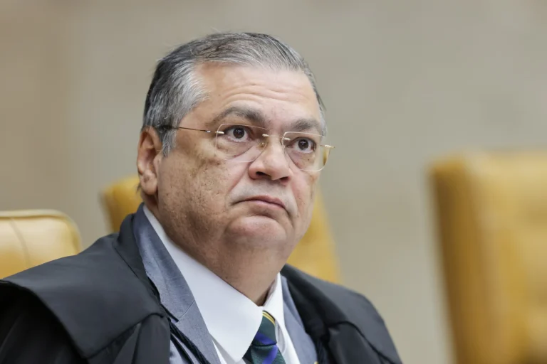 Defesa de Flávio Bolsonaro pede a Fachin que André Mendonça investigue caso “Dark Horse”, não Flávio Dino