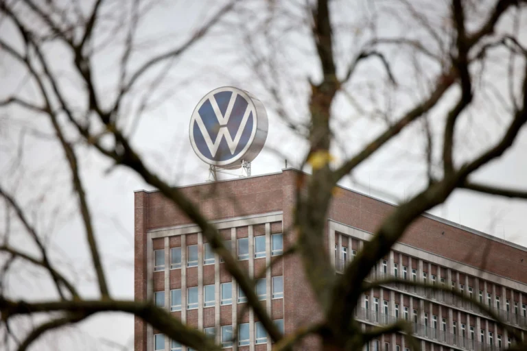 Crise na Volkswagen: Fábricas, Empregos e o Modelo Alemão sob Ameaça de Cortes Drásticos e Fechamentos