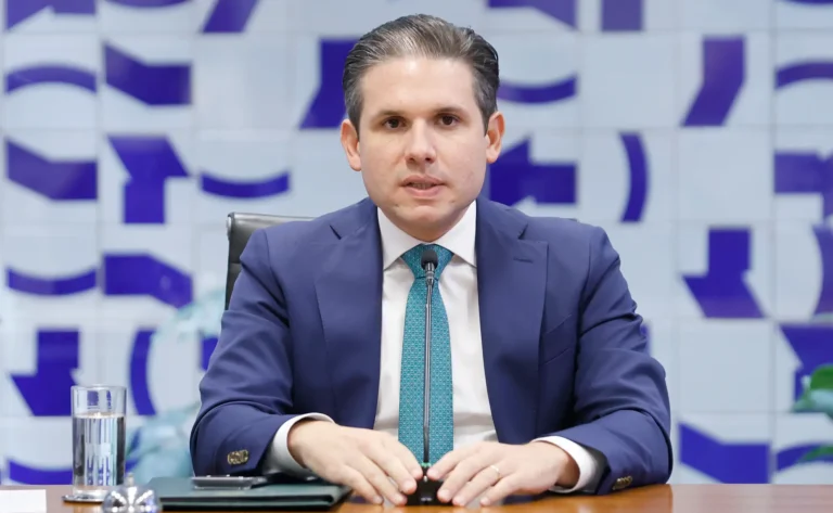 Hugo Motta oficializa perda de mandato de deputados Dayany Bittencourt e Paulão após decisão da Justiça Eleitoral