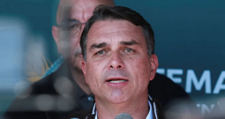 Flávio Bolsonaro: Vitória Consolidaria ‘Onda Azul’ na América Latina, Avalia Jornal Argentino La Nación