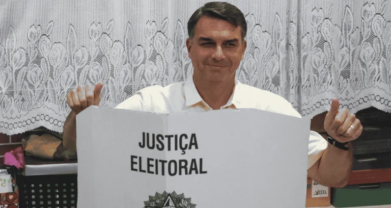 Flávio Bolsonaro vota no Rio, pede voto e promete “reorganizar o Brasil” com “grande time”