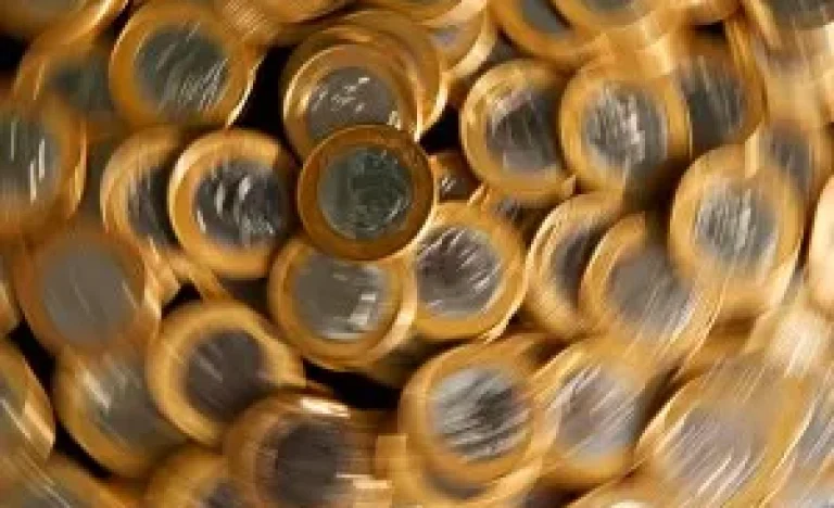 Juros Futuros em Queda Livre: Alívio Global e Surpresa Eleitoral Impulsionam Mínimas Históricas