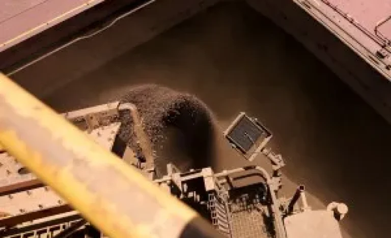 Minério de Ferro: Cautela no Mercado Entre Exportações Recordes e Estímulos Chineses