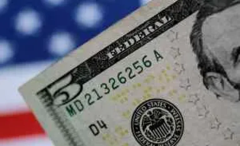 Dólar Flutua Levemente: Mercado Aguarda Dados Cruciais dos EUA em Meio a Alívio Global