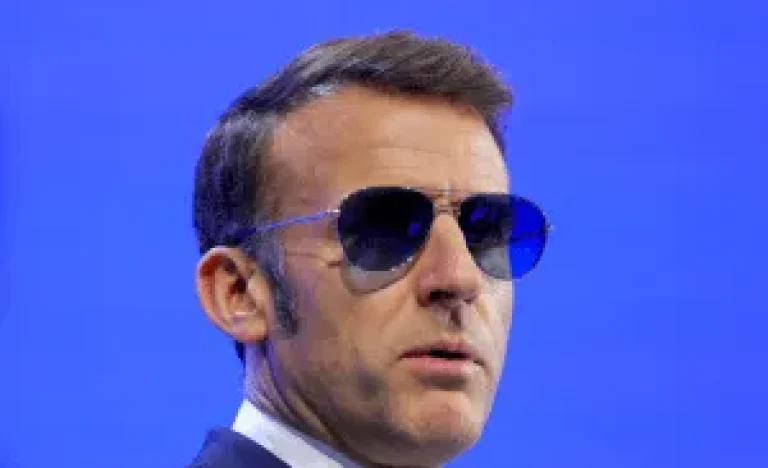 Óculos de Sol de Macron em Davos Disparam Ações de Fabricante em Quase 30%
