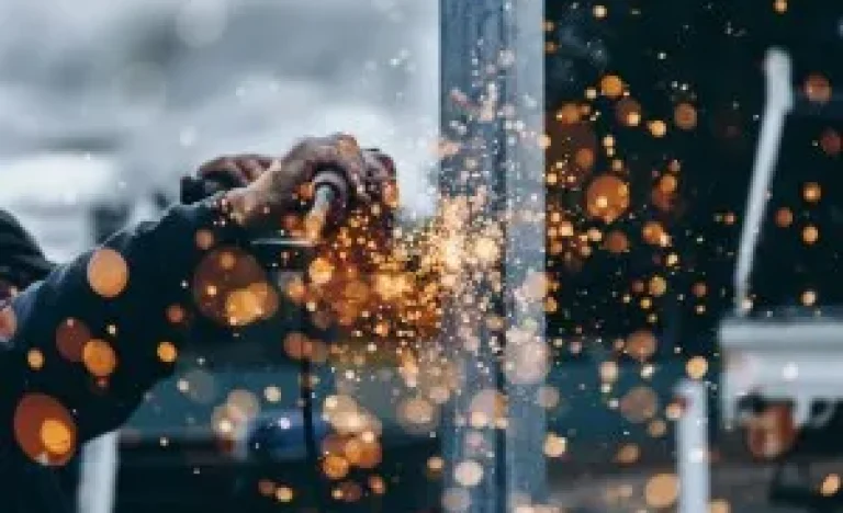 Mercados em Foco: PMIs Americanos, Decisões do BoJ e Recordes na Bolsa Brasileira Agitam Sexta-feira