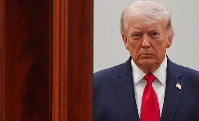 Trump Ataca Publicamente Influenciadores MAGA Críticos da Guerra no Irã, Chama Tucker Carlson e Outros de “Estúpidos”