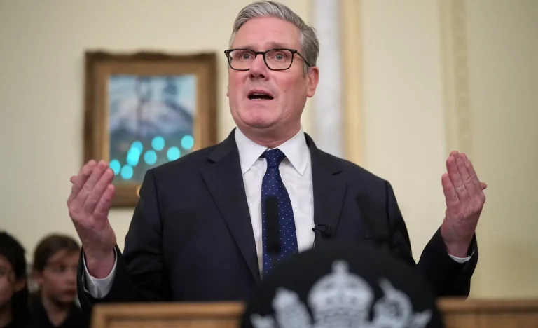 Líder do Reino Unido e Trump buscam plano prático para normalizar navegação no Estreito de Ormuz após tensões com Irã