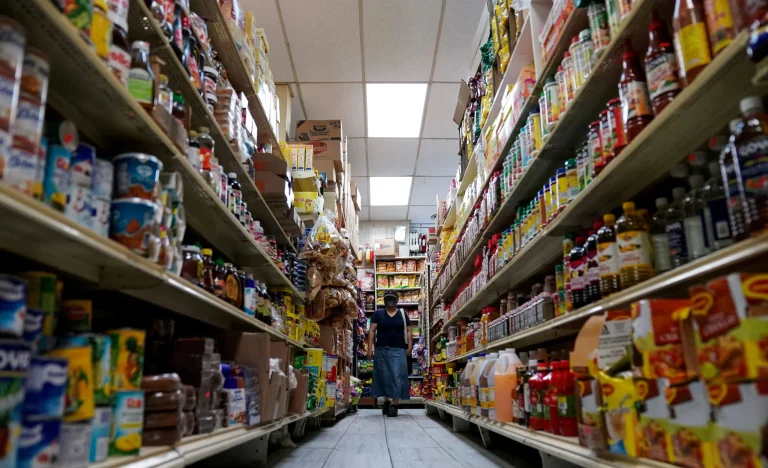 Confiança do Consumidor Americano Despenca: Guerra no Irã e Inflação Elevada Levam Indicador a Mínima Histórica