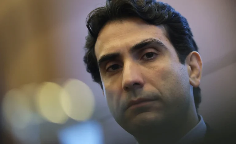 Galípolo na FEA-USP: Alunos protestam contra Selic a 14,75% com faixa “Juros altos é roubo”