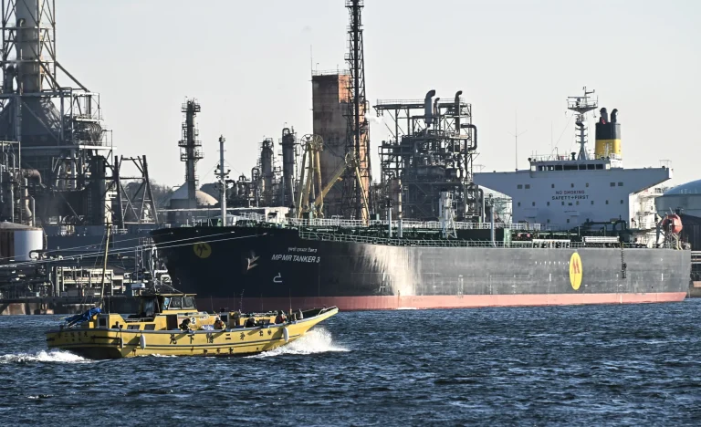 Corrida Desesperada por Petróleo: Escassez Cria Prêmios Recordes e Alerta para Aumento nos Preços de Combustíveis