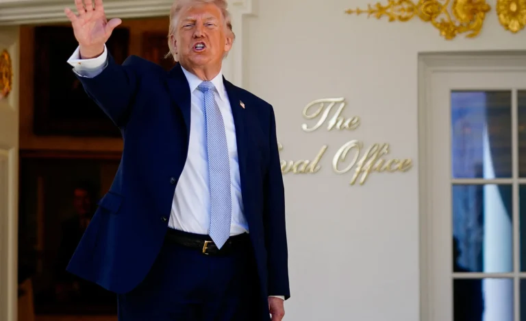 Trump promete bloqueio do Estreito de Ormuz e ameaça “extorsão mundial” do Irã