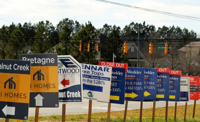 Venda de Casas Usadas nos EUA Despenca 3,6% em Março: Preços Recordes e Desconfiança do Consumidor Freiam Mercado Imobiliário Americano