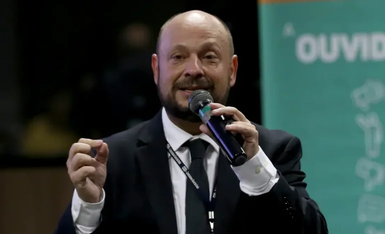 Troca no INSS: Governo demite presidente após críticas por fila de benefícios e nomeia servidora de carreira