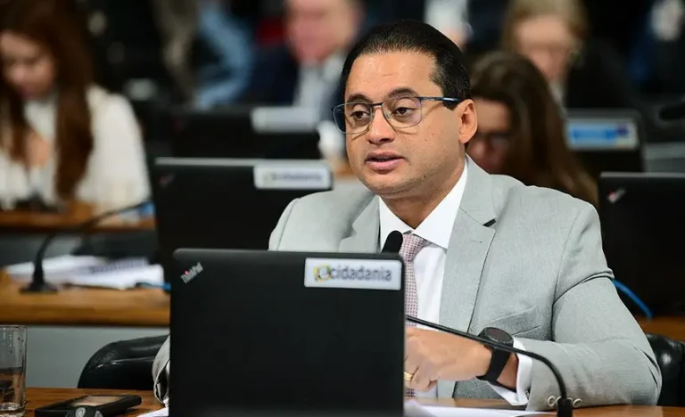 Relator no Senado dá parecer favorável a Jorge Messias, indicado por Lula para o STF, após análise minuciosa de requisitos