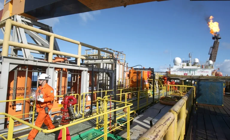 Guerra no Oriente Médio pode inflar preços no Brasil em 1% e ameaçar ganhos do petróleo