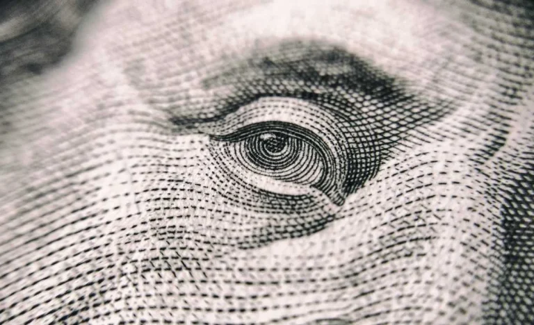 Dólar em Queda Livre para R$ 4,90? Analista Revela Fator Chave para Nova Baixa da Moeda Americana Contra o Real