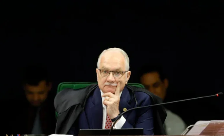 Fachin alerta: Juiz agindo como político disfarçado causa perda de confiança pública e abala democracia