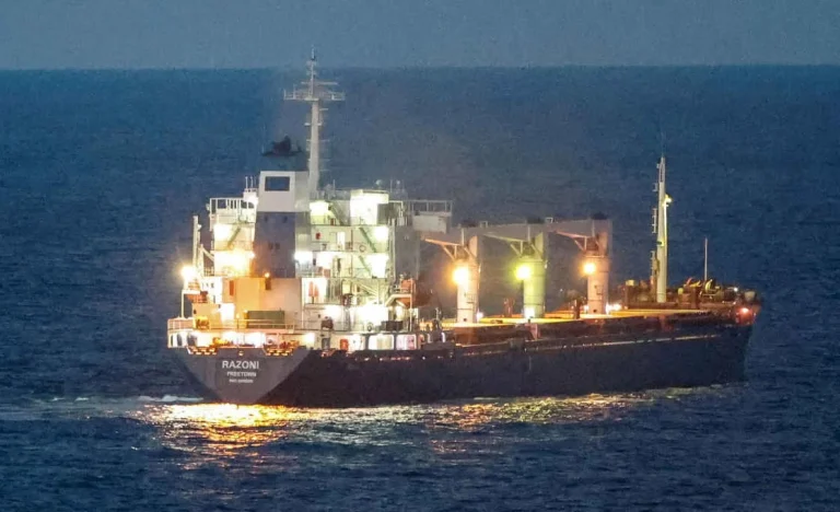 Tensão no Estreito de Ormuz: Lanchas do Irã Disparam Contra Petroleiro em Meio a Novas Restrições Marítimas