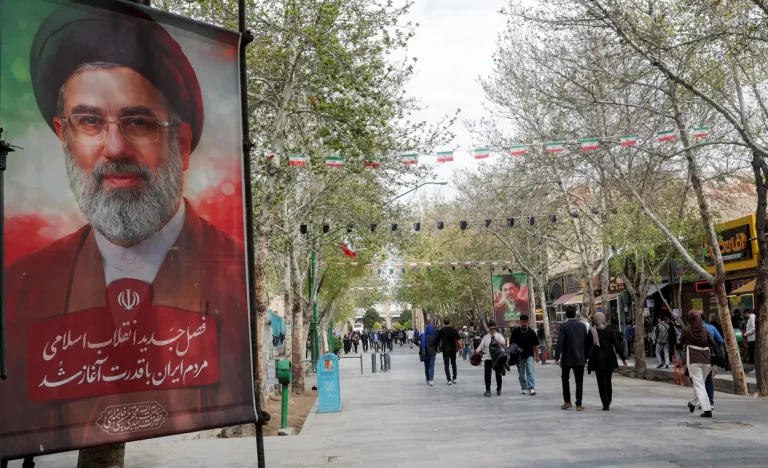 Irã condiciona abertura do Estreito de Ormuz ao fim do bloqueio portuário dos EUA, complicando a paz global