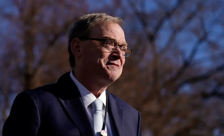 Hassett: Trump Sinaliza Negociações de Paz com Irã e Projeta Queda do Petróleo com Produção Recorde dos EUA