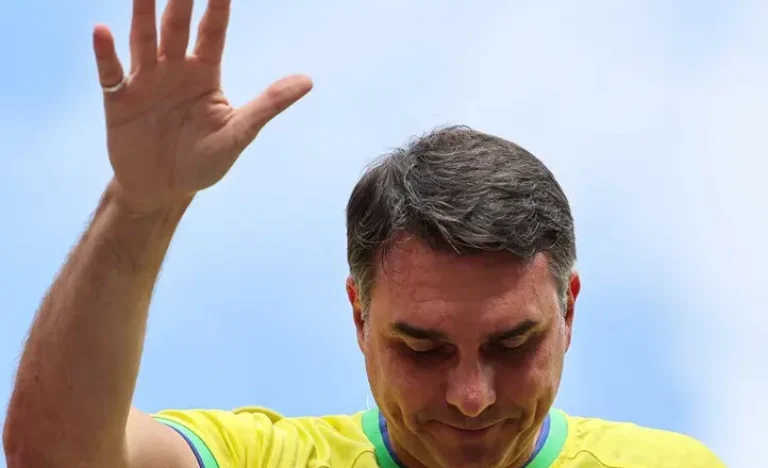 Esposa de Flávio Bolsonaro o define como “moderado” e diz tê-lo “reeducado” em vídeo de campanha