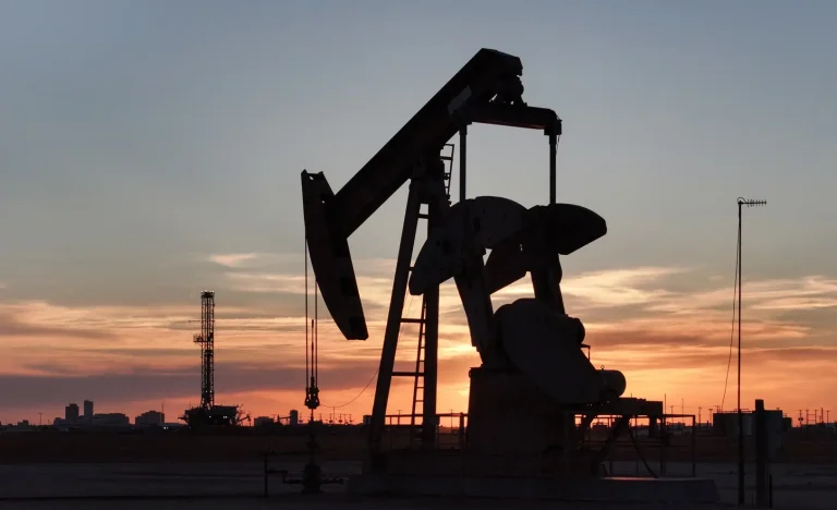 Petróleo Dispara: Ações da Petrobras e PRIO Sobem com Tensão no Oriente Médio e Ataques no Estreito de Ormuz