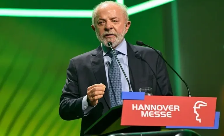 Lula sugere ironicamente dar Nobel da Paz a Trump para acabar com guerras mundiais