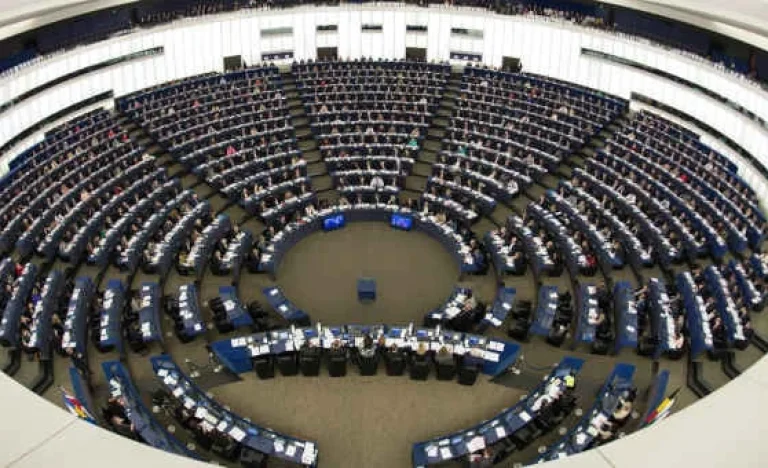 Parlamento Europeu suspende análise do acordo comercial UE-EUA após Trump propor compra da Groenlândia e ameaçar tarifas, decisão pode provocar retaliações