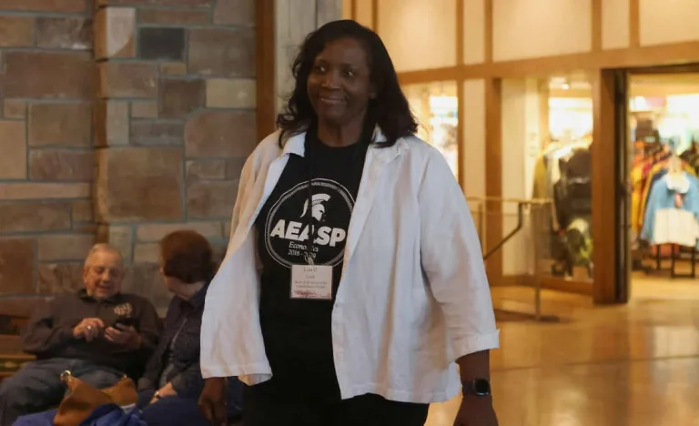 Suprema Corte parece relutar em permitir que Trump demita Lisa Cook do Fed, gerando dúvidas sobre poderes presidenciais e a independência do banco central