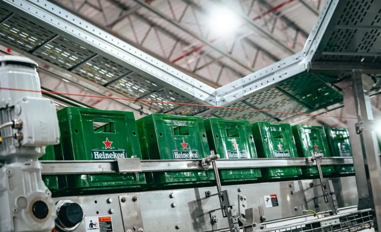 Troca no comando global da Heineken: Mercado cervejeiro em baixa no Brasil pressiona CEO e levanta dúvidas sobre investimentos