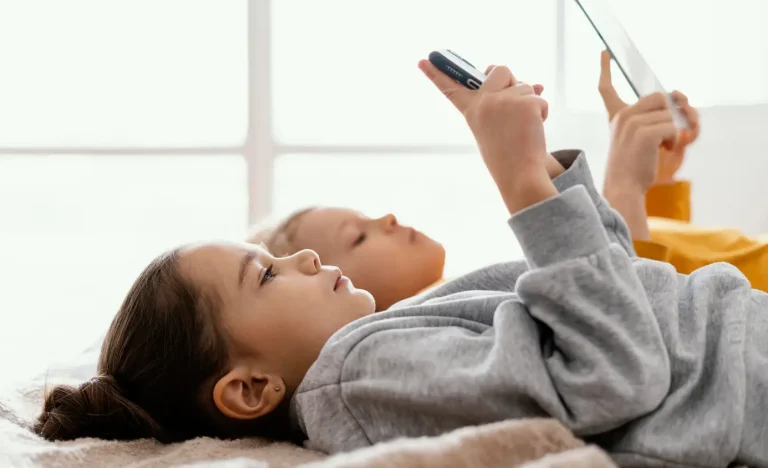 Macron Impulsiona Proibição de Redes Sociais para Menores de 15 Anos: França Debate Limites Digitais para Jovens