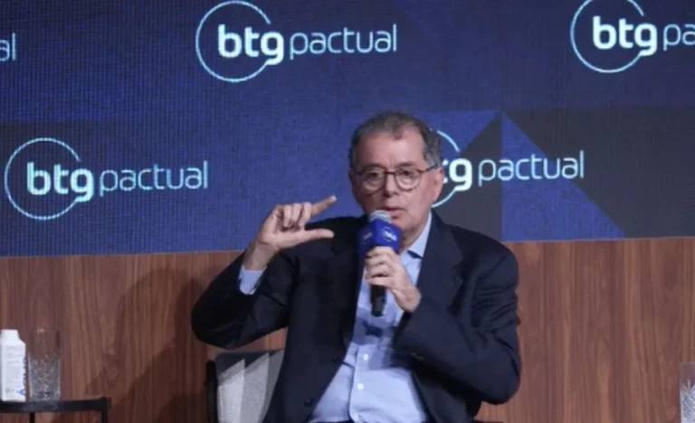 Stuhlberger prevê dólar a R$ 4,40 e sugere “hedge barato” para blindar investimentos nas eleições