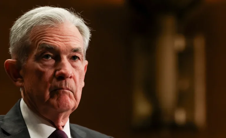 Powell do Fed afasta cortes de juros e defende independência contra Trump: “Não há caminho pré-definido”