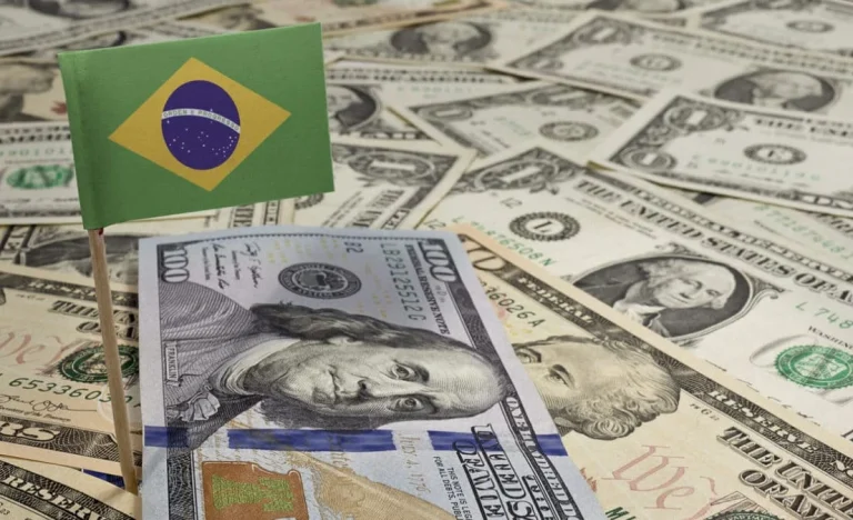 Dólar em Queda Livre: Brasil Sinaliza Corte na Selic em Março, Pressionando Divisa a R$ 5,19, Menor Nível em Quase 2 Anos